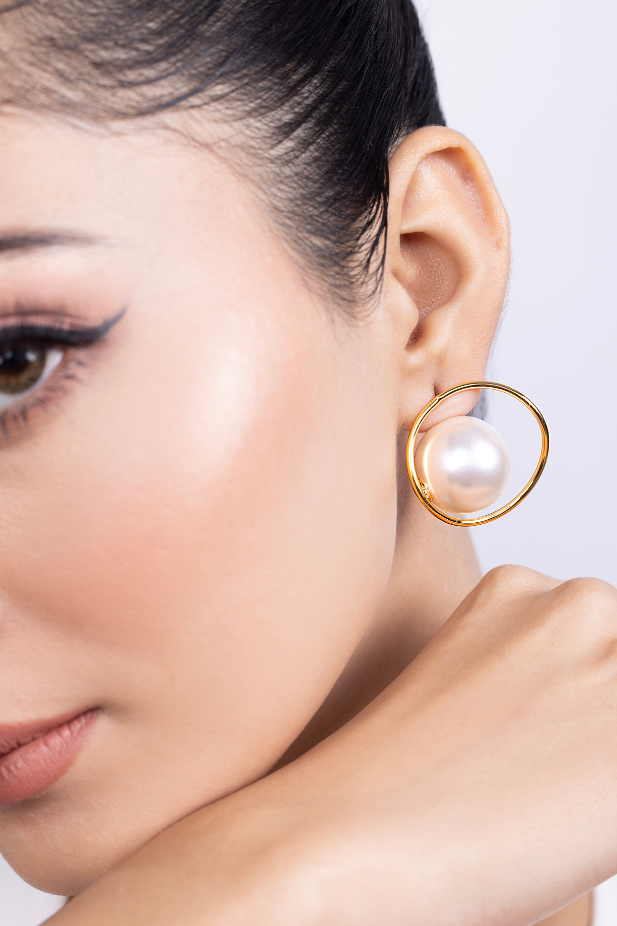 Mother Of Pearl Round Pin Earring - Kaoribyshreya