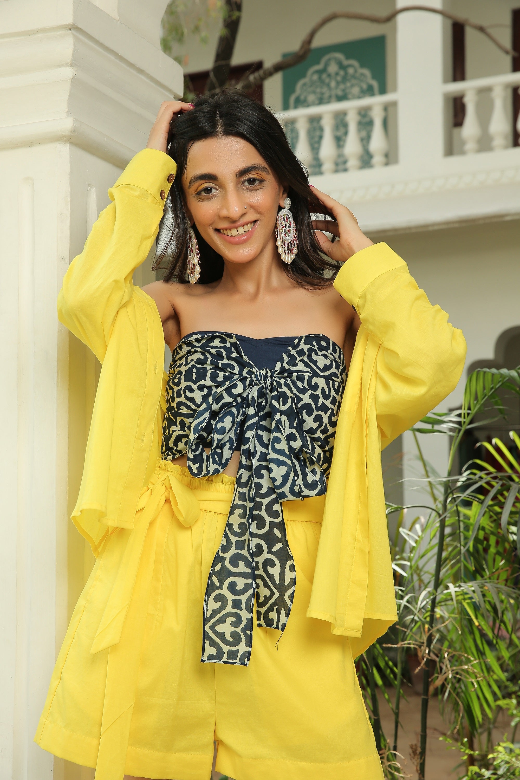 LASER LEMON YELLOW SHIRT WITH KNOTTED TUBE AND SHORTS HIGHLIGHTED WITH A BELT