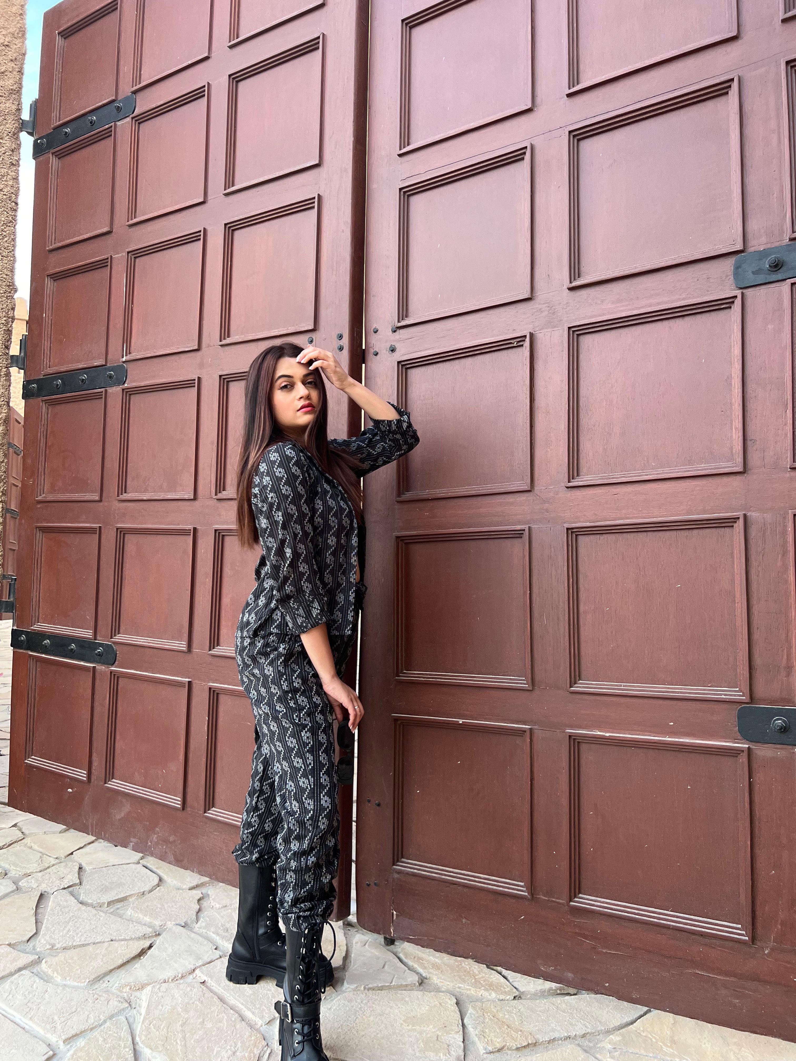 Black Beauty Katha Pant Suit With Pink Peacock Bustier - Kaoribyshreya