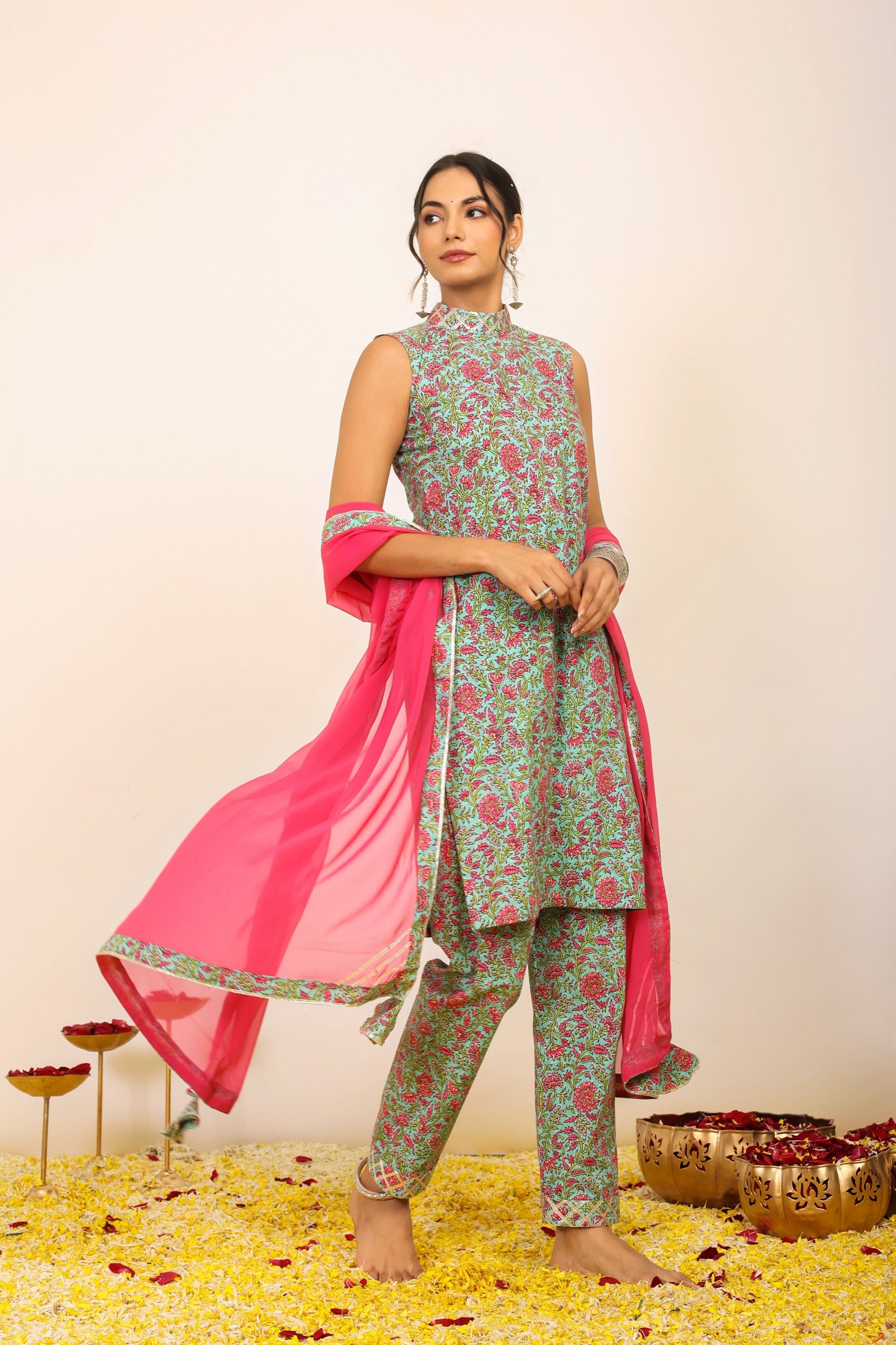 Multicolor Floral Printed Kurta Set Paired with Pant and Pink Dupatta - Kaoribyshreya