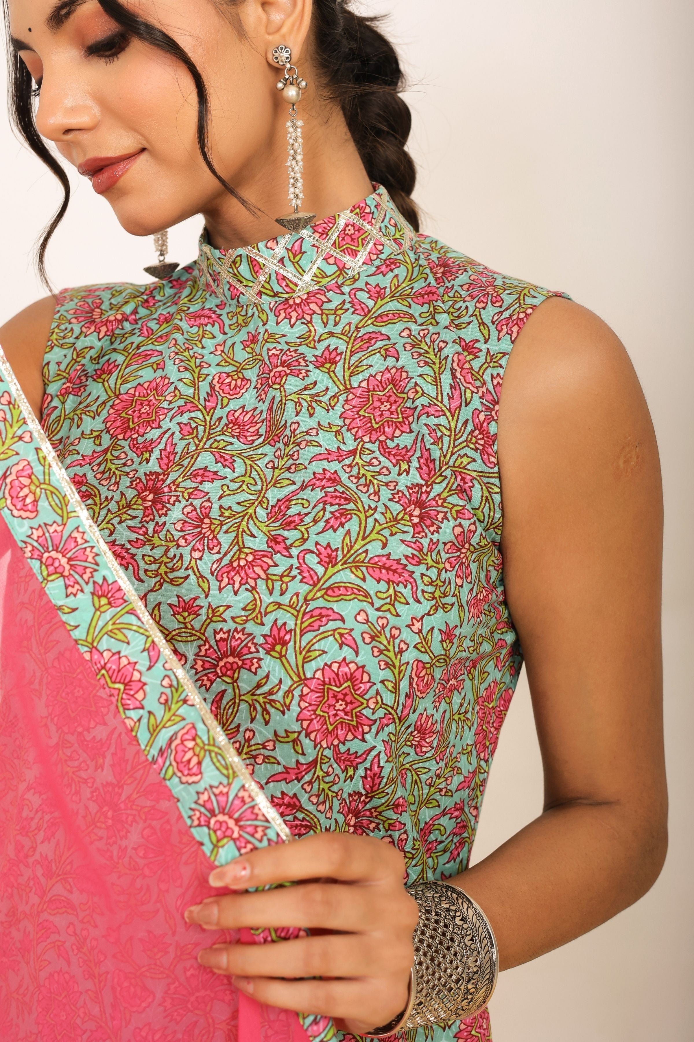 Multicolor Floral Printed Kurta Set Paired with Pant and Pink Dupatta - Kaoribyshreya