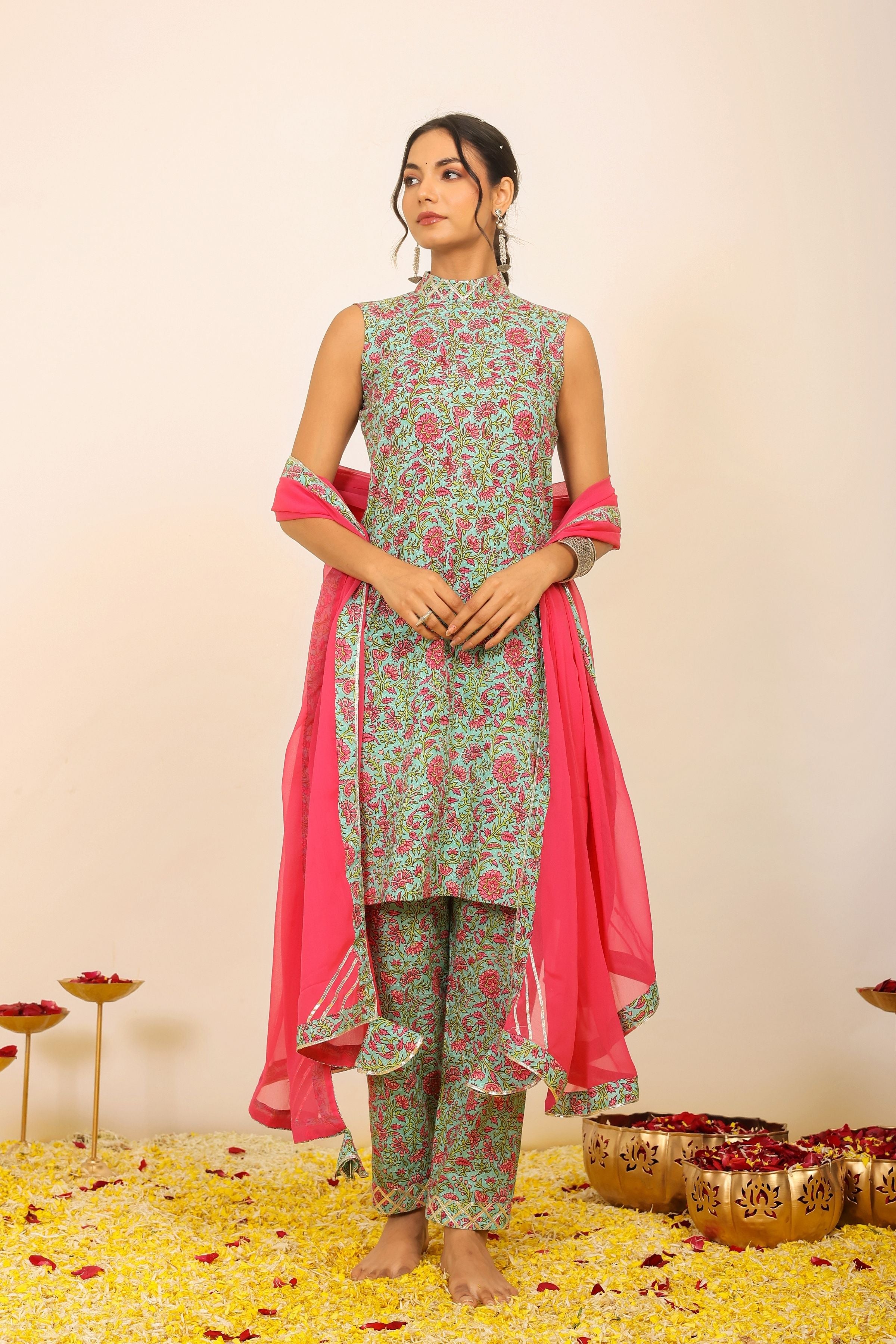 Multicolor Floral Printed Kurta Set Paired with Pant and Pink Dupatta - Kaoribyshreya