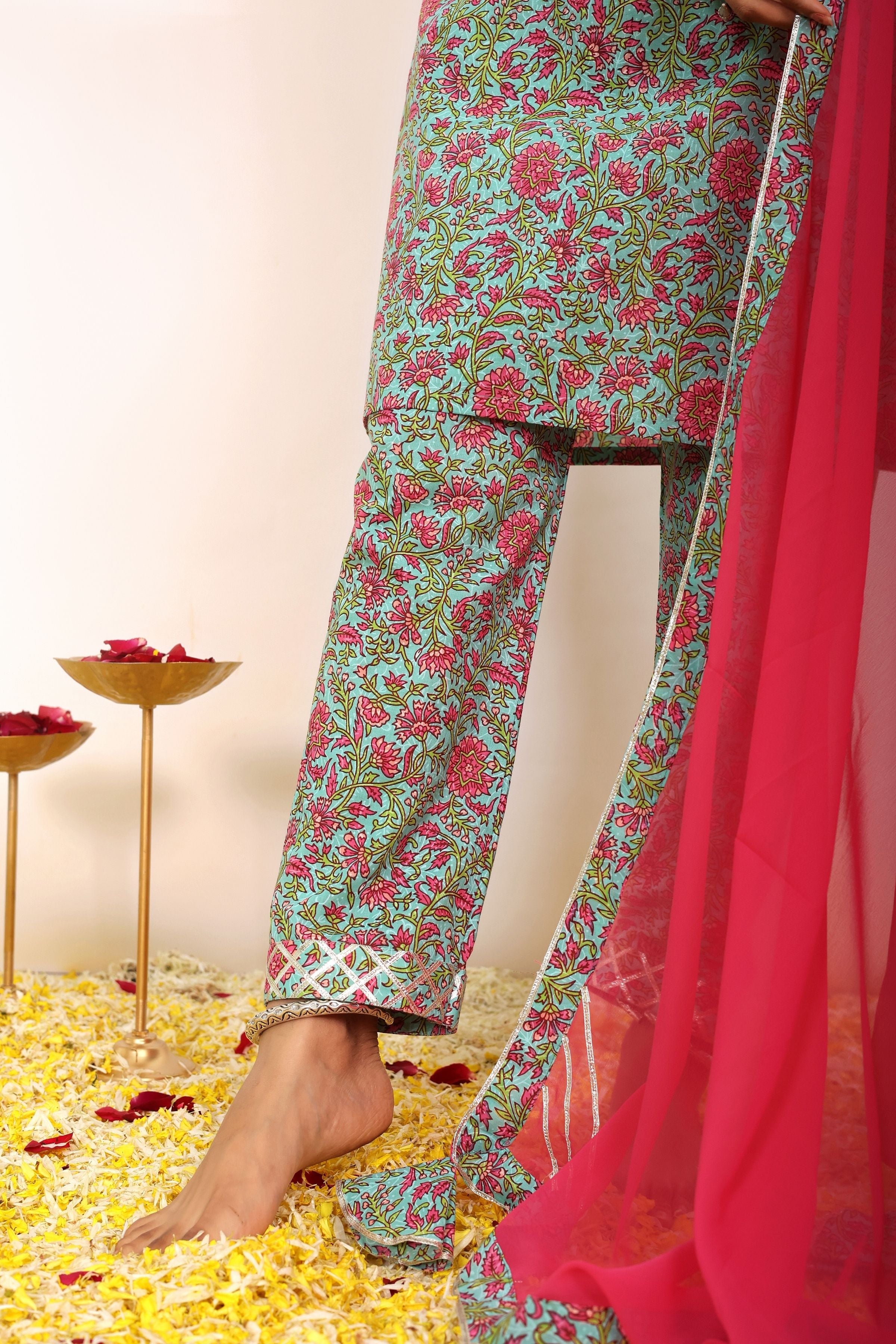 Multicolor Floral Printed Kurta Set Paired with Pant and Pink Dupatta - Kaoribyshreya