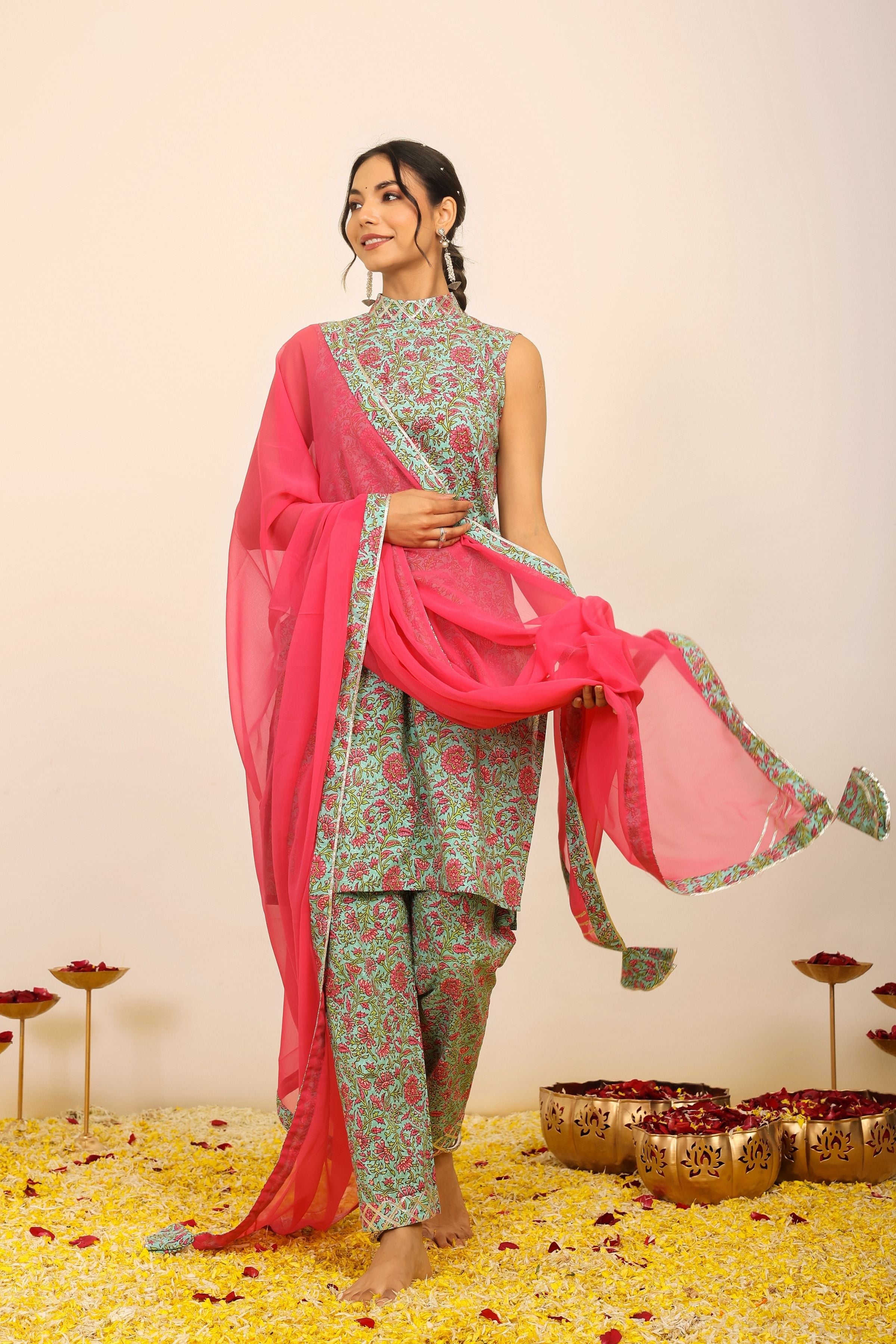 Multicolor Floral Printed Kurta Set Paired with Pant and Pink Dupatta - Kaoribyshreya